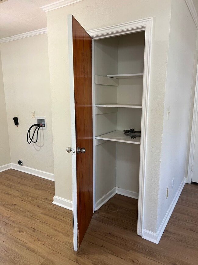 Building Photo - TWO BEDROOM, ONE BATH HOME