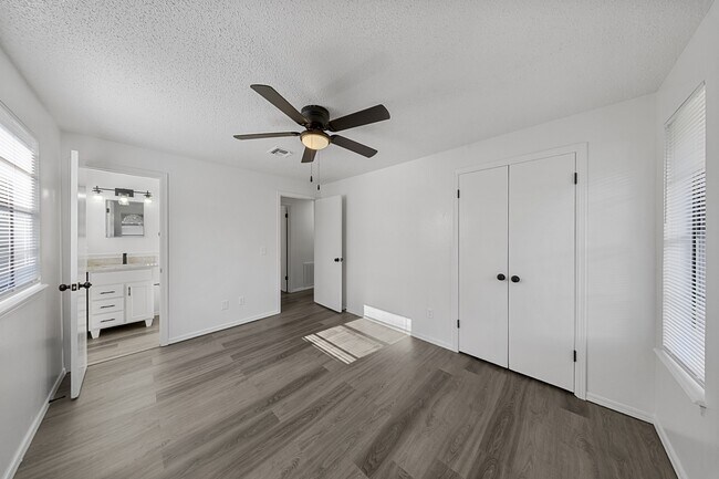 Building Photo - 3232 Parker Dr