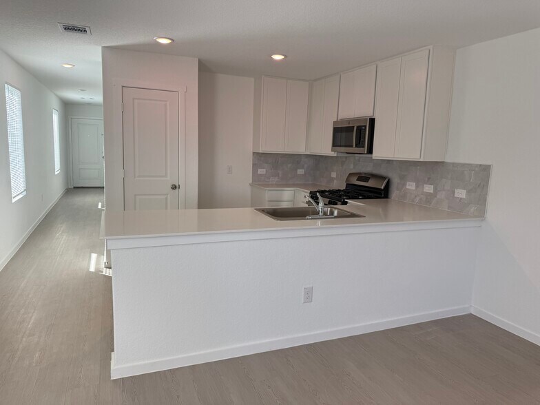 Building Photo - 5720 Mangas Cir