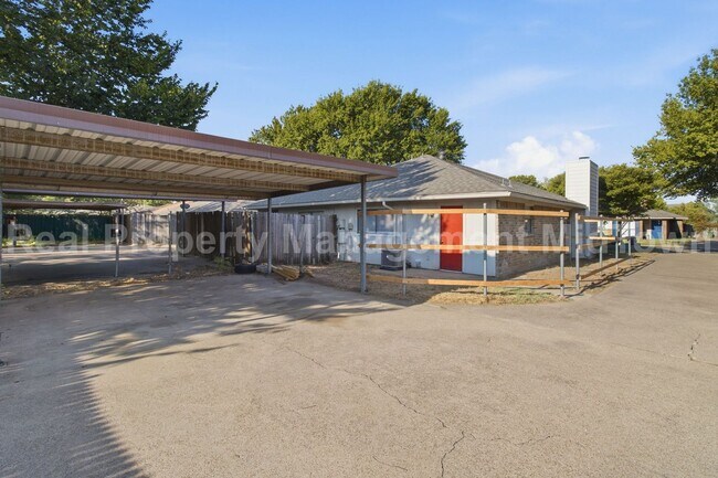 Building Photo - 2427 Indigo Ln