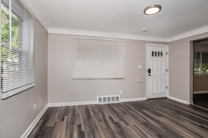 Building Photo - 3879 E 154th St