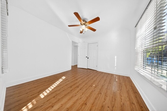Interior Photo - 5225 De Longpre Ave