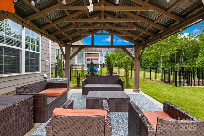 Building Photo - 5086 Waterloo Dr
