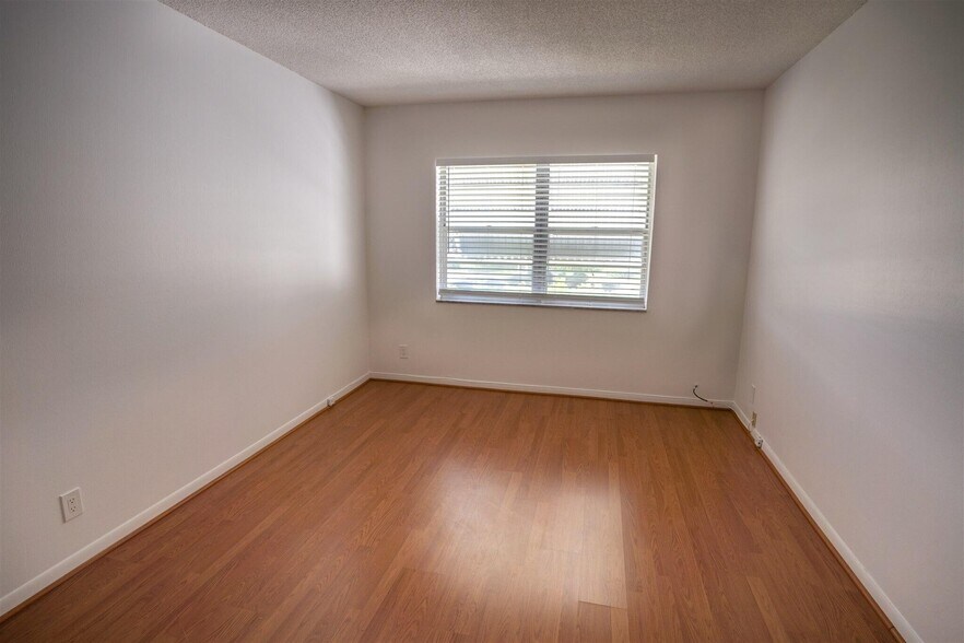 Building Photo - 1113 Lake Ter