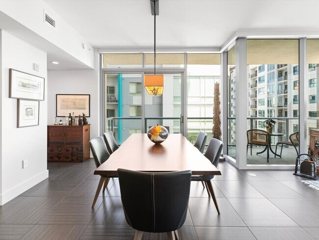 Building Photo - Large Corner Unit at STAR TOWER!