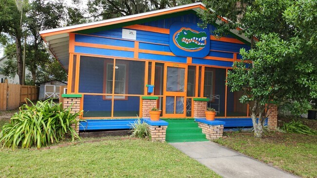 Gators love to live here - 208 NW 3rd St