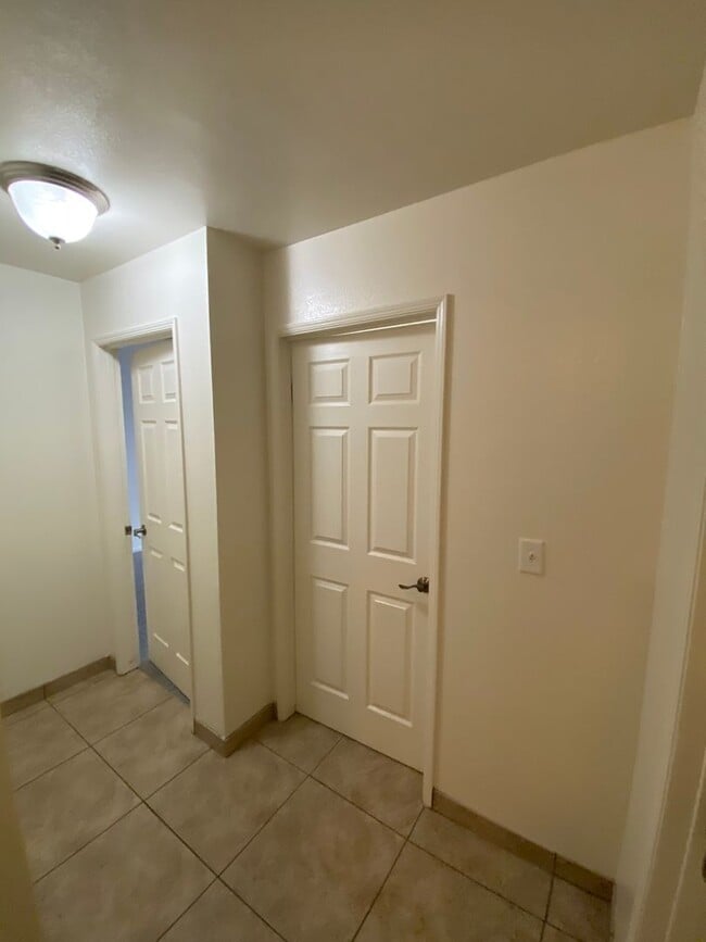 Building Photo - SW Visalia Home coming soon!