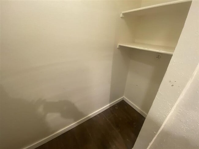 Building Photo - Spacious 3/2 duplex with a garage