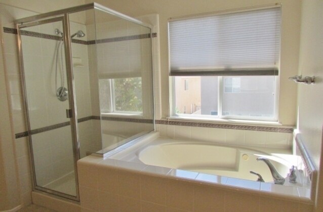 Building Photo - Beautiful 5 Bedroom 4 Bathroom Home in Wes...