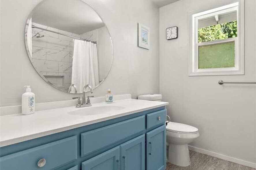 Upper level bathroom - 4309 236th St E
