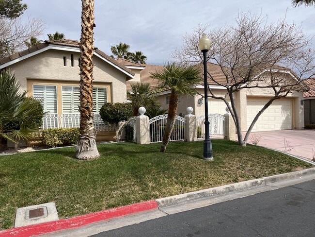 Building Photo - Beautiful 3 bedroom home with pool located in Castle Gate Community