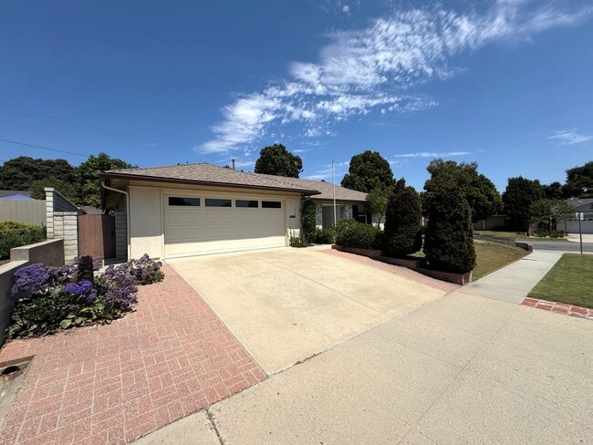 Building Photo - Spacious East Ventura 4 Bedroom Home – Sin...