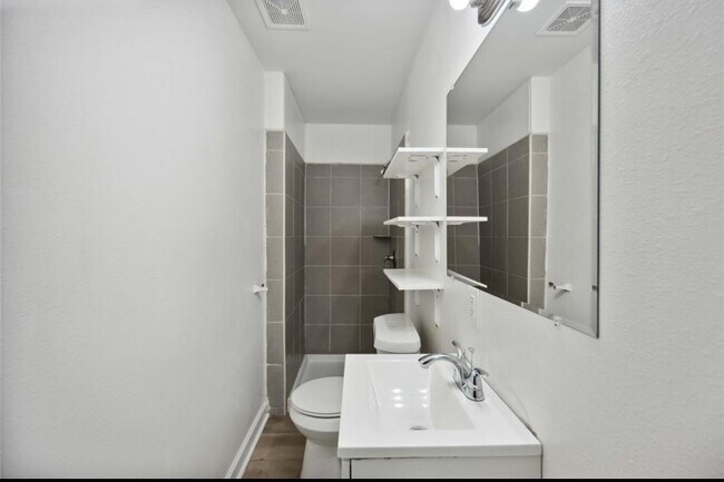 Building Photo - 220 Armstrong St