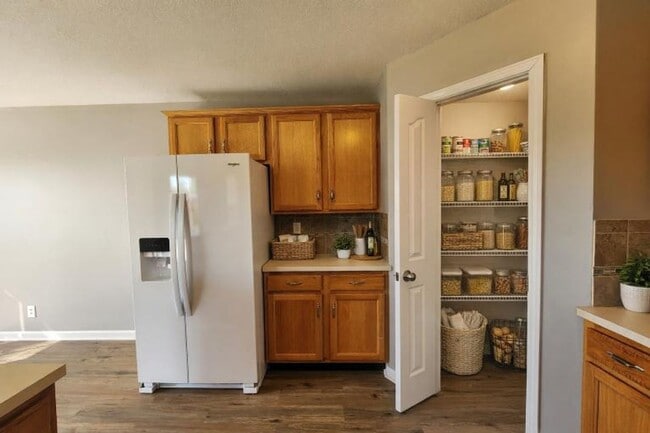 Building Photo - Your Next Home Sweet Home Awaits!