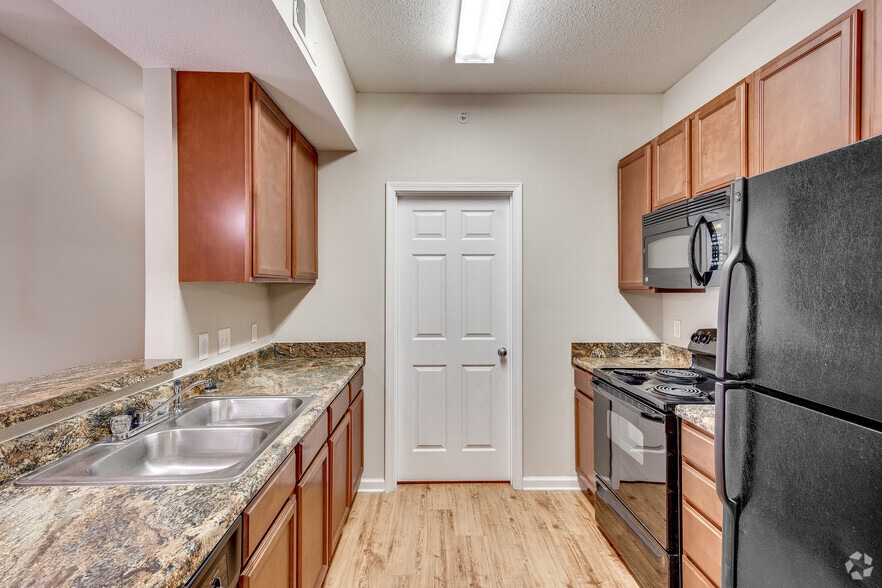 3BR, 2BA - 1,222SF - Kitchen - Woodlake Apartments