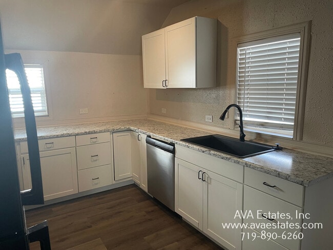 Building Photo - 901 W 17th St