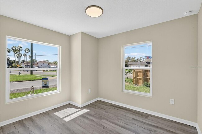 Building Photo - 1505 8th Ave E