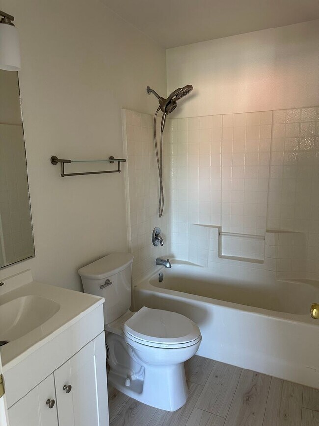 Building Photo - Significant rent reduction! Beautiful home in gated golf course community