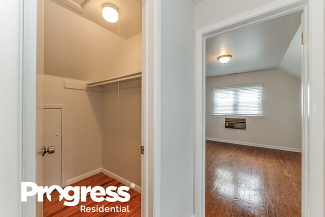 Building Photo - 1510 Shore Rd