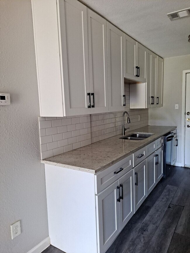 Building Photo - 815 Bluebird Dr