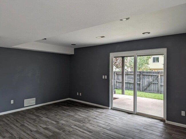 Building Photo - 4 bedroom home with walk-out basement, lar...