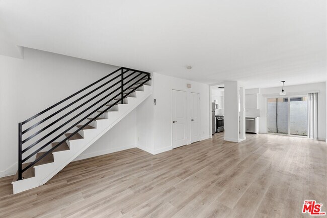 Building Photo - 825 S Detroit St