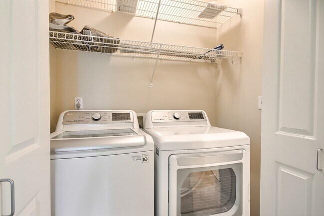 Building Photo - Views of Lake Union Gorgeous 2 bedroom with 2 decks