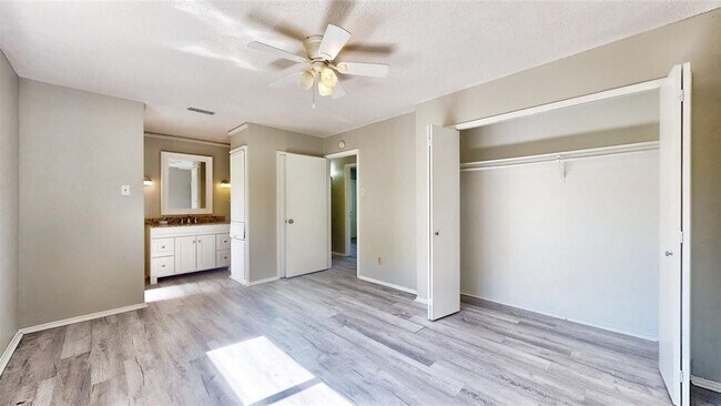 Building Photo - 1008 Wake Dr