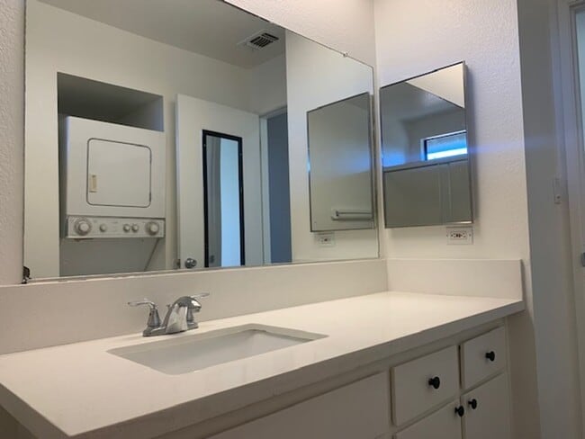 Building Photo - 144 Duranta St