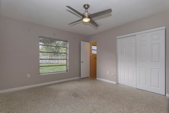 Building Photo - 3 bedroom/ 2 bath with carport