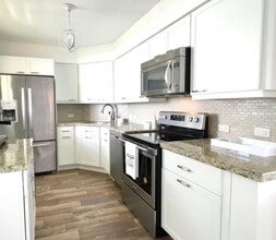 Building Photo - 132 Lakeshore Dr