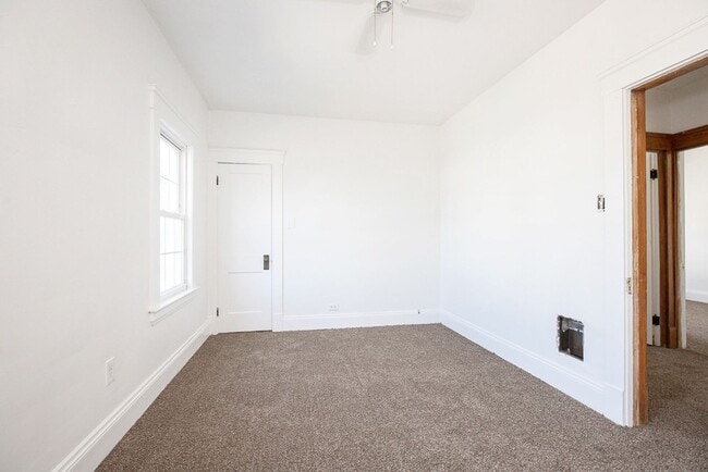 Building Photo - 3 BED 1 BATH BEAUTIFUL SINGLE FAMILY HOME ...