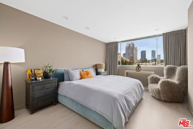 Building Photo - 2222 Ave of the Stars