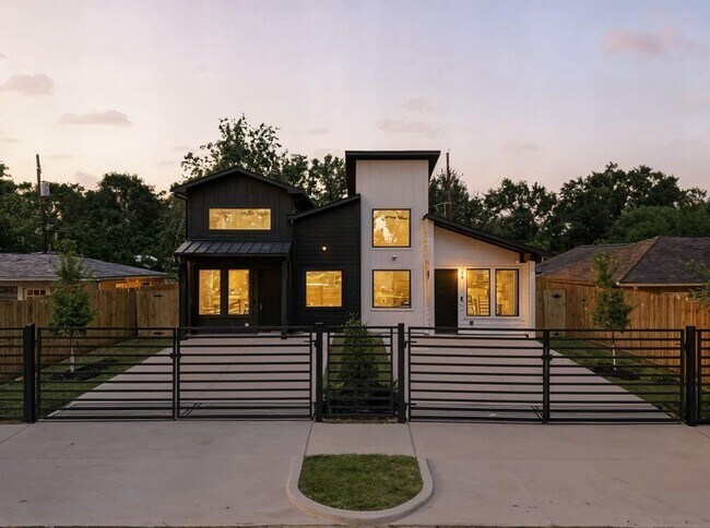 Building Photo - 5029 Van Fleet St