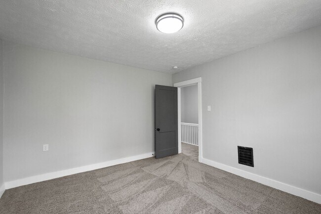 Building Photo - Stunning 3 bedroom home in Carrick availab...