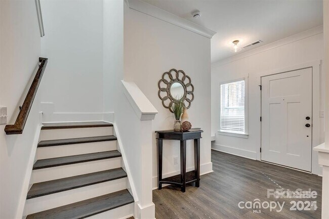 Building Photo - 1233 Eastway Dr