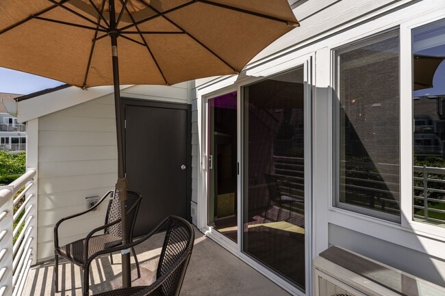 Building Photo - Columbia River View Condo - Hayden Island!