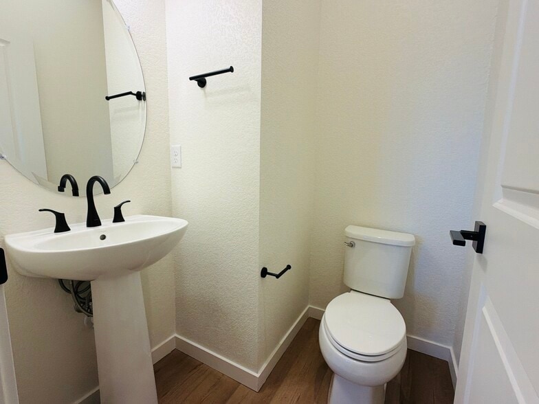 Building Photo - 7174 Clove Hitch Hts