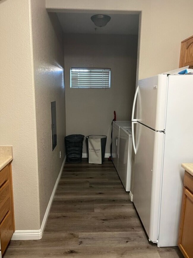 Building Photo - Beautiful 2 Bed/2Bath Lower Unit Condo with 1 Car Garage