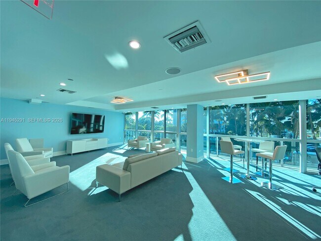 Building Photo - 1200 Holiday Dr