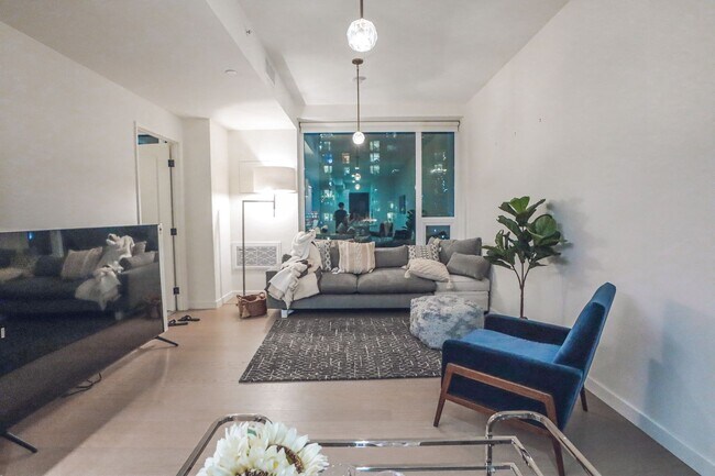 Building Photo - Luxurious Jewel high-rise condo unit; FULL...