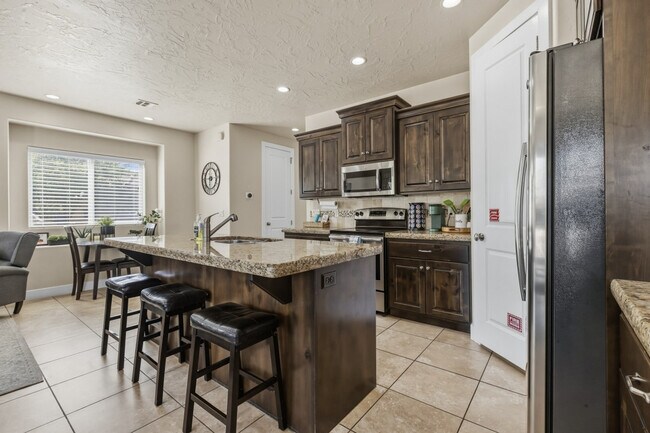 Building Photo - 4221 Torrey Pines Dr