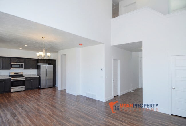 Building Photo - 7042 N Brook Ridge