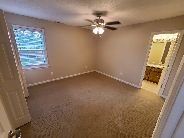 Master bedroom - 104 Bridgestone Dr NE