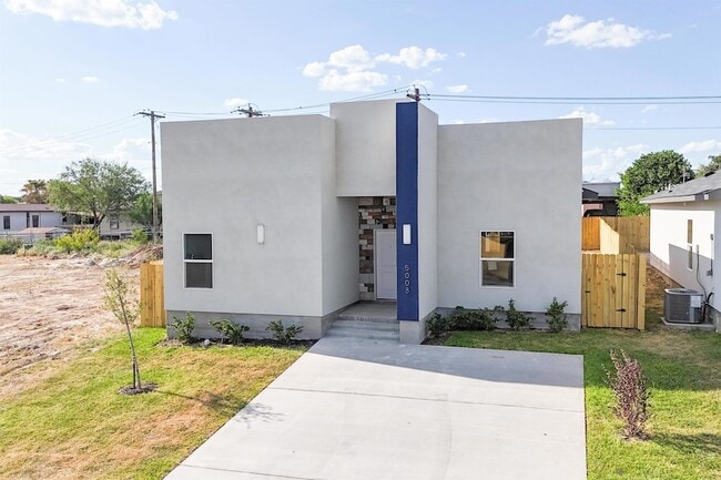 Building Photo - 5008 Rotonda Ln