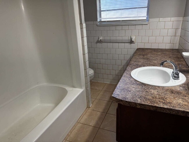 Building Photo - "Charming 2-Bedroom Retreat in Destin – Co...