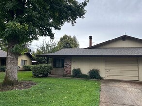 Building Photo - 3 bedroom duplex