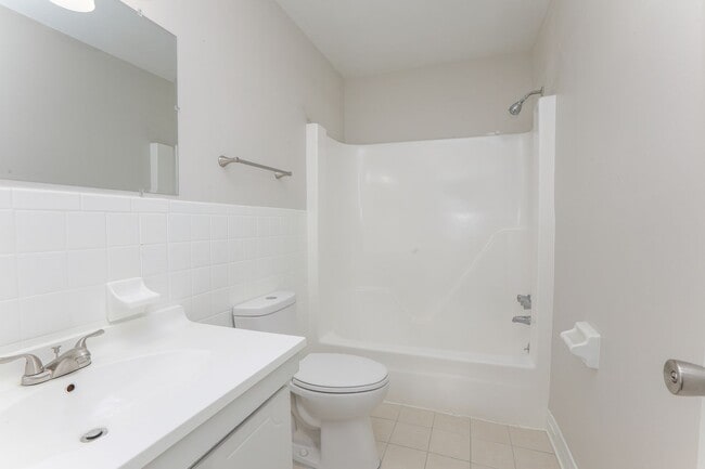 Building Photo - Bright, Updated & Prime Location!