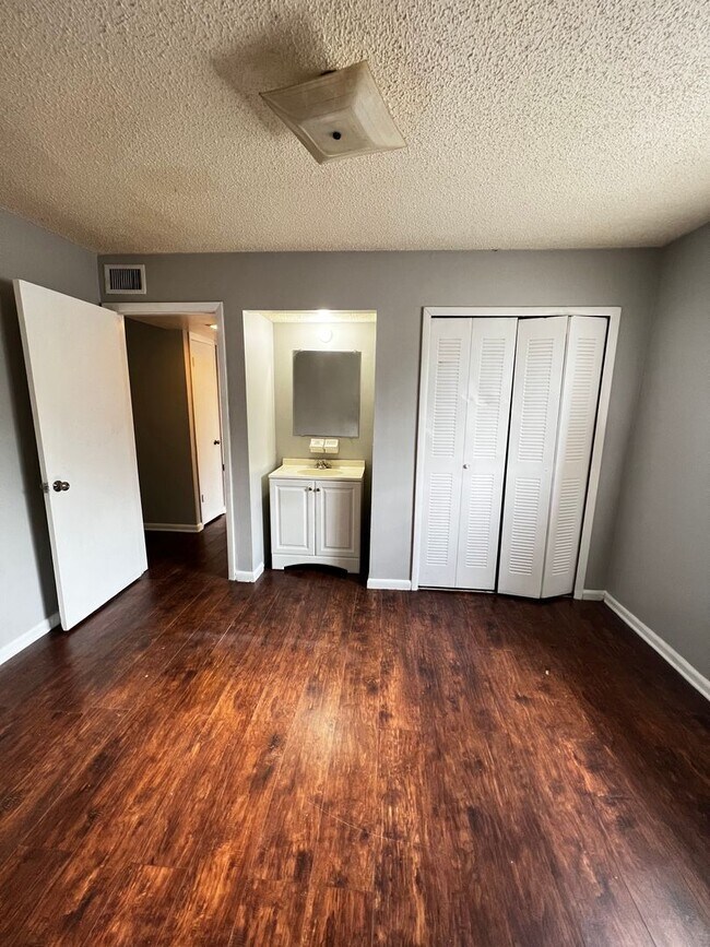 Building Photo - First floor 2/1 Available for Move in! Affordable and Conveniently Located!