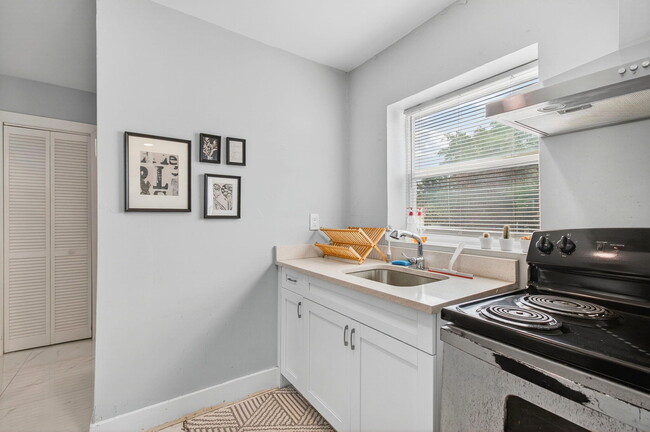 Building Photo - 614 N E St